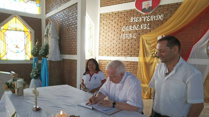 El cardenal Cañizares firma una dedicatoria en una parroquia de Manta, Ecuador