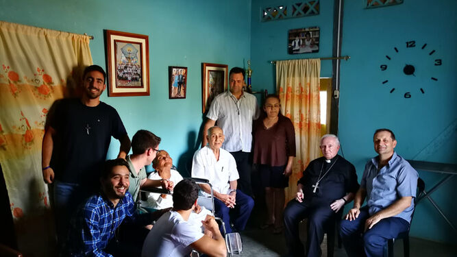 El cardenal Cañizares visita enfermos en Manta, Ecuador