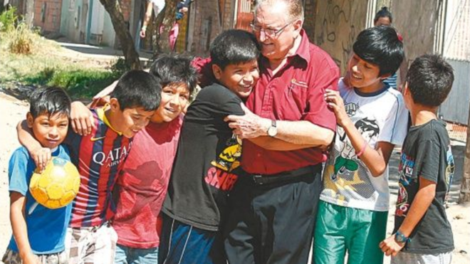 Nicolás con niños bolivianos