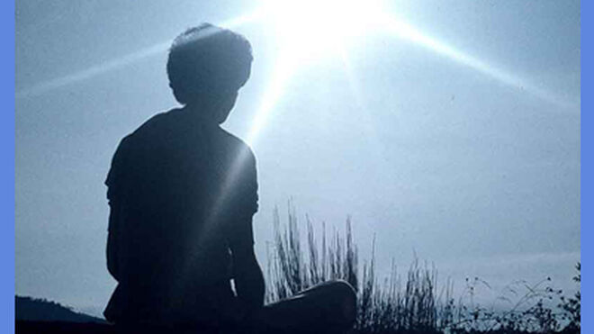 orando frente al sol.