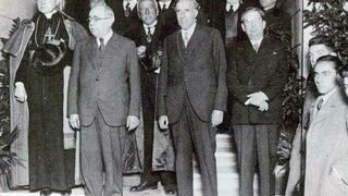 El nuncio Tedeschini, junto al Gobierno de Manuel Azaña