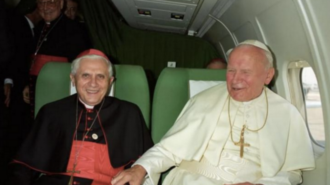 Juan Pablo II y el cardenal Ratzinger