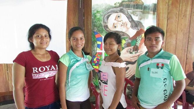 Jóvenes estudiantes de la selva