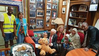 La familia, con el padre Ángel y el equipo de San Antón, en la sacristía