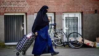 Una mujer, con niqab en las calles de Rotterdam