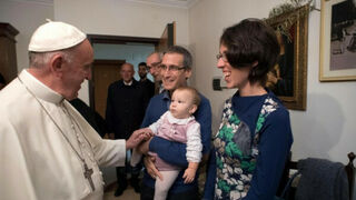 El Papa Francisco visitó a varios curas casados