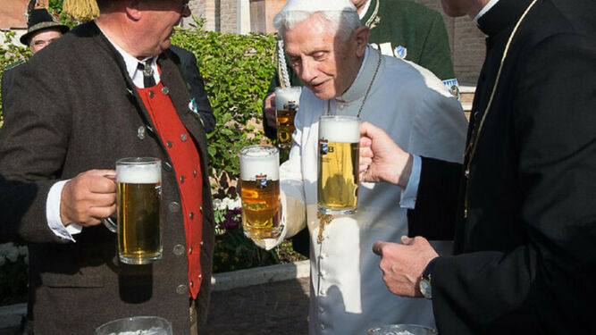 El Papa alemán degustando cerveza