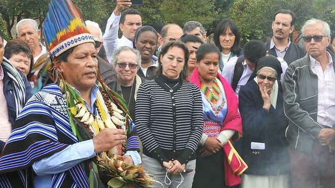 Resultado de imagen de IMAGENES DE NATIVOS DE LA AMAZONIA EN RELACION CON LA IGLESIA CATOLICA