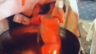 Un cura ortodoxo zarandea bruscamente a un bebé en un bautizo