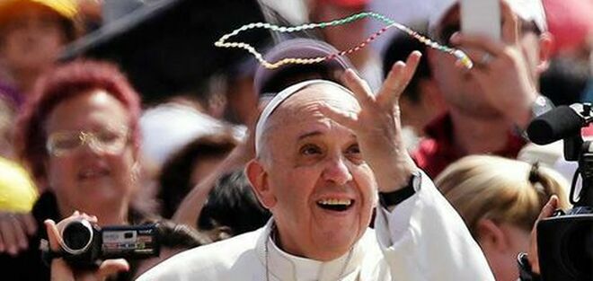 El Papa bendice seis mil rosarios para los católicos de Siria