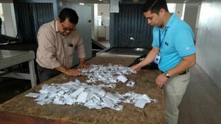 Imagen de la decomisión de crucifijos