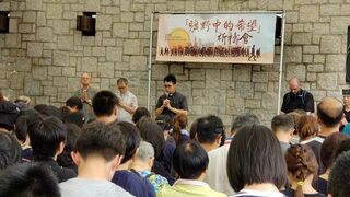 En el encuentro de oración, antes de acudir a la gran manifestación, tomó la palabra el Pbro. Carlos Cheung, un salesiano de Hong Kong