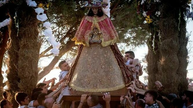 La Virgen del Rocío rodeada de fieles
