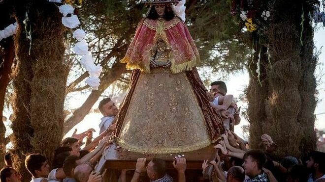 La Virgen del Rocío rodeada de de fieles