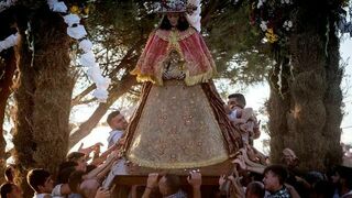 La Virgen del Rocío rodeada de de fieles