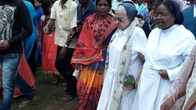 Sor Enedina, en el centro