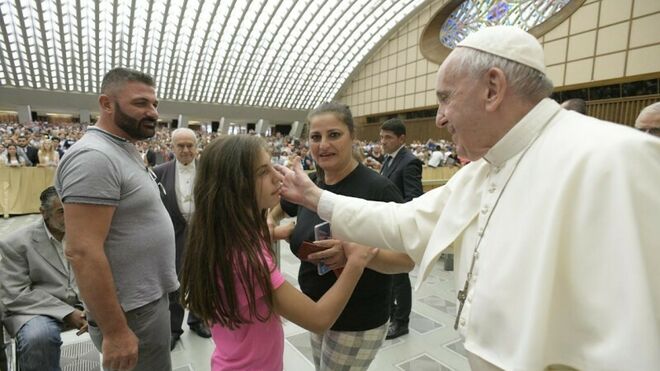 El Papa saluda a la niña y a sus padres