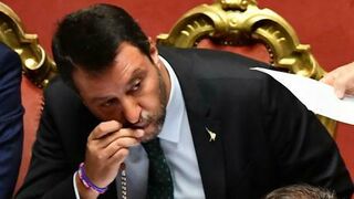 Salvini besa su rosario mientras escucha a Conte
