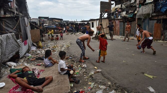 Niños juegan en un barrio pobre de Argentina