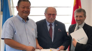 Gao Jun, vicepresidente de la Asociación de Fútbol de Beijing; Diego R. Guelar, embajador de Argentina en China, y Enrique Palmeyro, director mundial de Scholas