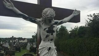 Cristo vandalizado en Irlanda del Norte