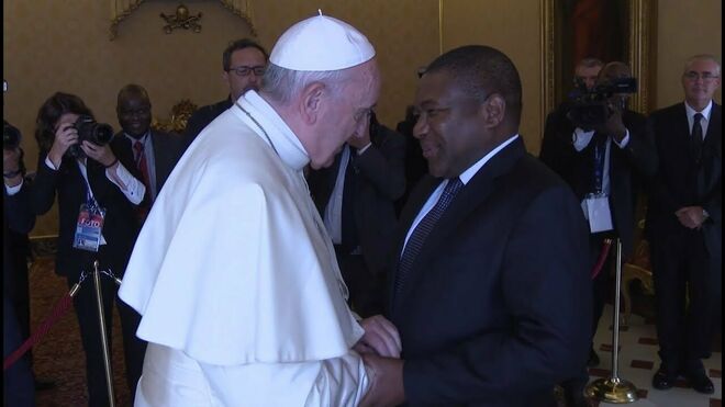 El Papa con el presidente de Mozambique, Filipe Nyusi