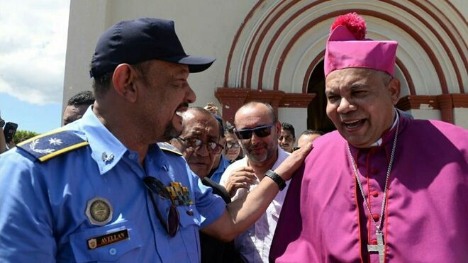 Sándigo y el comisionado Avellán
