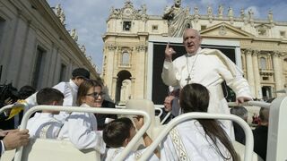 Francisco, junto a la estatua de Pedro