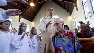 Emotiva despedida parroquial a Robert Fuller, enfermo de cáncer que decidió morir con dignidad