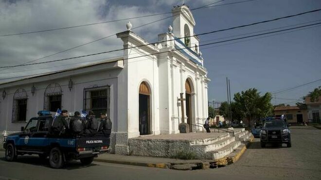 Vehículos con policías rodean la iglesia de San Miguel en Masaya