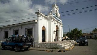 Vehículos con policías rodean la iglesia de San Miguel en Masaya