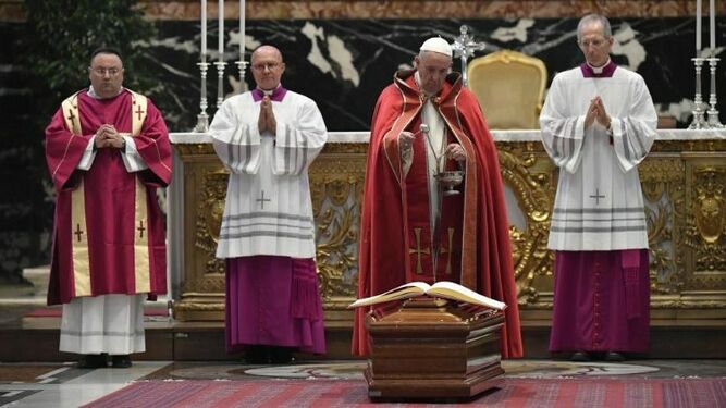 El Papa preside la 'ultima commendatio' por el difunto purpurado