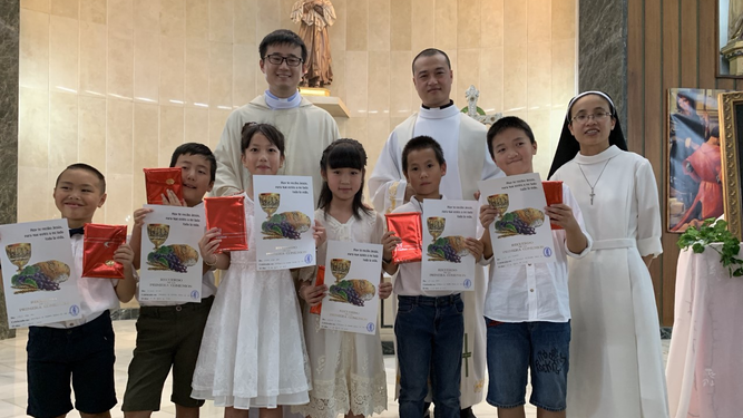 Primeras comuniones de católicos chinos en la parroquia valenciana