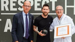 Scholas entregó a Messi el "Balón Educativo" bendecido por el papa Francisco