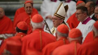 Francisco, rodeado de cardenales