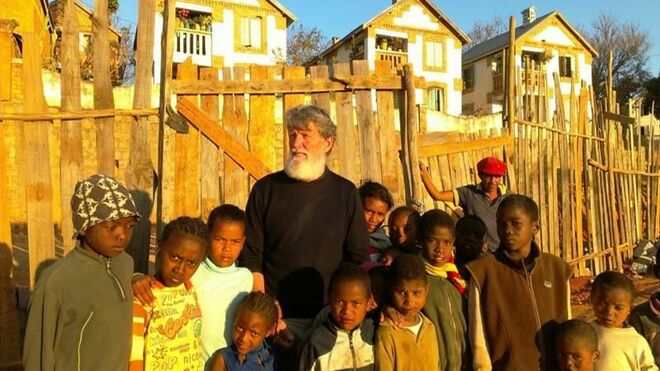 El misionero argentino Pedro Opeka, entre su gente en Akamasoa, Madagascar