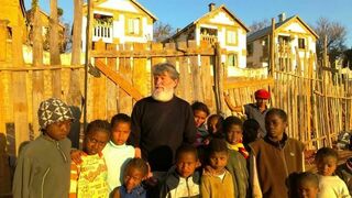 El misionero argentino Pedro Opeka, entre su gente en Akamasoa, Madagascar