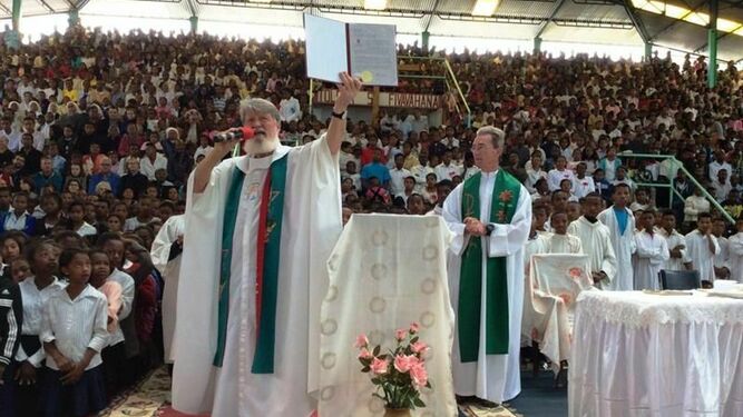 El padre Opeka, en una misa multitudinaria