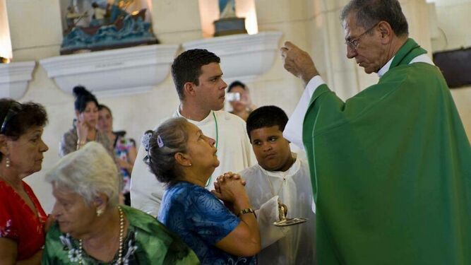 Juan de la Caridad García celebrando la misa en una Iglesia de Jaruco