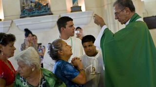 Juan de la Caridad García celebrando la misa en una Iglesia de Jaruco