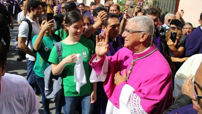 Monseñor Castillo bendice a fieles
