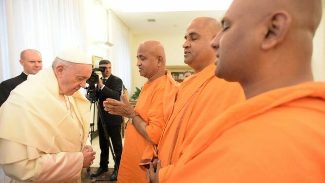 El Papa Francisco ora con unos budistas en Tailandia