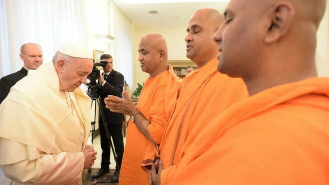 El Papa Francisco ora con unos budistas en Tailandia