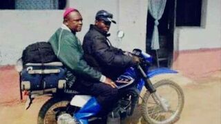 El arzobispo de Kinshasa, en moto
