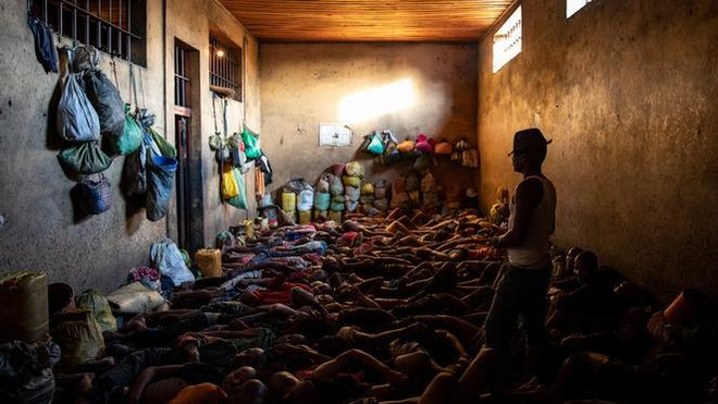 Prisioneros hacinados en una cárcel de Madagascar