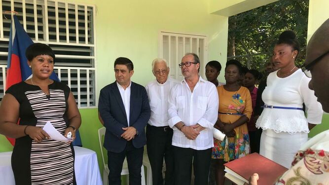 El padre Ángel y Julio Millán, en Haití