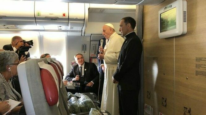 Francisco saluda a los periodistas en el vuelo a Maputo