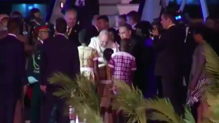 África recibe con tambores y danzas a Francisco, "el Papa de la paz"