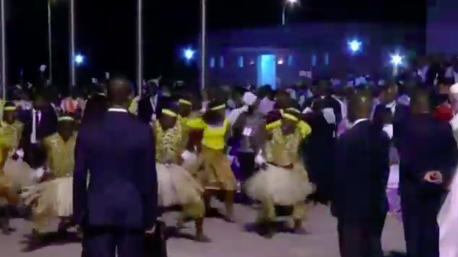 El Papa observa algunas de las danzas tribales con las que le acogió Mozambique