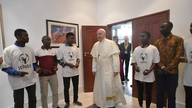 Francisco en el encuentro con los participantes del programa Scholas en Mozambique